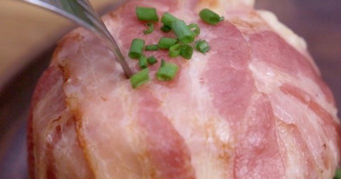 Le gâteau de lard et de pommes de terre au cœur raclette, une recette facile à faire et très gourmande
