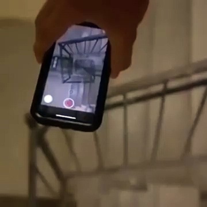 Lâcher un téléphone dans une cage d'escalier