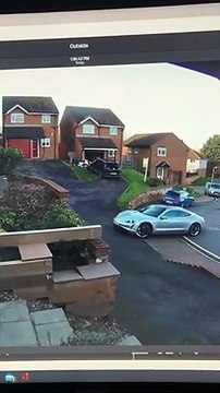 Une drôle de façon de garer son porsche taycan