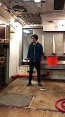 Sauter dans un bateau en pleine mer