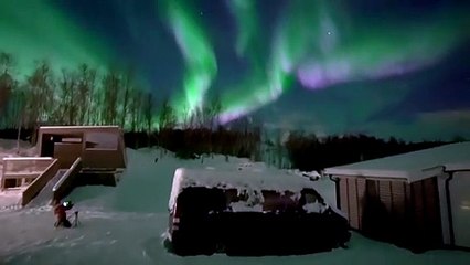 Il ouvre sa porte et là ... Eblouissant. Aurores boréales magnifiques