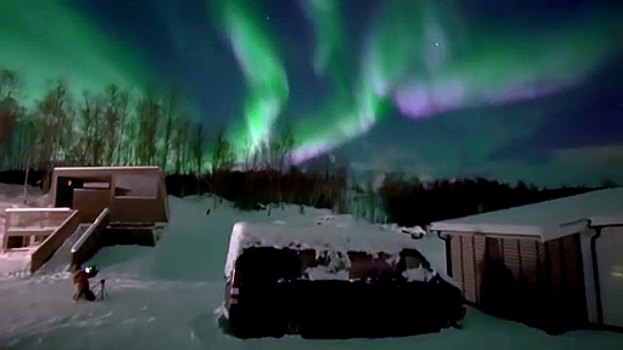 Il ouvre sa porte et là ... Eblouissant. Aurores boréales magnifiques