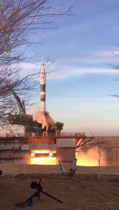 Il assiste de très près au lancement de la navette Soyouz