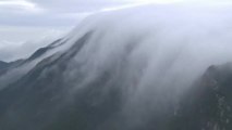 Una cascada de nubes deleita a los visitantes de una montaña china declarada Patrimonio de la Humanidad
