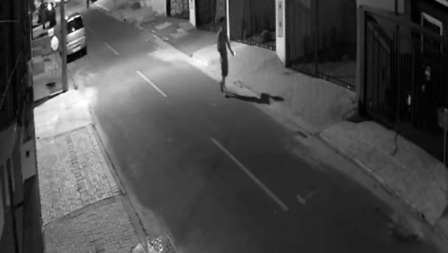 Imagens mostram suspeitos invadindo imóvel no Loteamento Barcelona