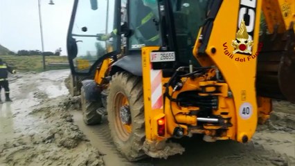 Télécharger la video: Crotone - Maltempo, ponti crollati e strade allagate e invase dai detriti (23.11.20)