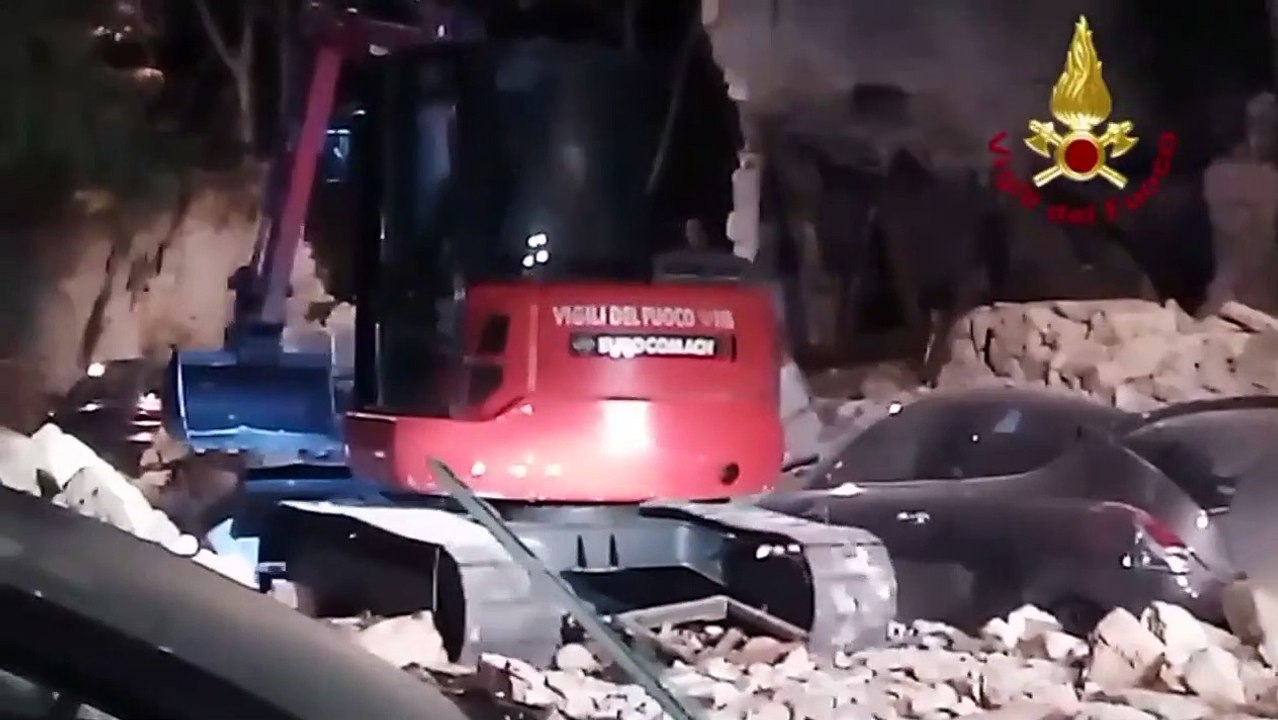 Palermo - Crolla il muro di una casa abbandonata, sei auto danneggiate (23.11.20)