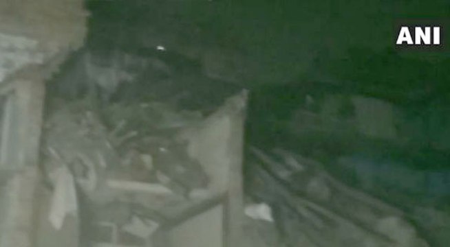 कानपुर: कुली बाजार में बड़ा हादसा, तीन मंजिला इमारत गिरी, कई लोगों के दबे होने की आशंका