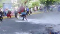 Duros enfrentamientos en Cochabamaba entre padres y policías por las ayudas escolares