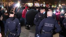 شاهد: عملية تفكيك عنيفة لمخيّم للمهاجرين من طرف الشرطة الفرنسية وسط باريس