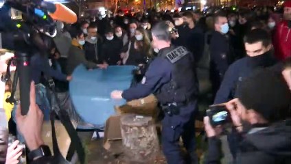 Un camp éphémère de migrants violemment démantelé en plein centre de Paris