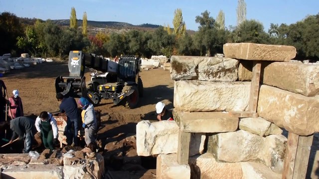 MUĞLA - Antik tiyatrodaki kazı çalışmalarında mitolojik masklar gün yüzüne çıkarıldı