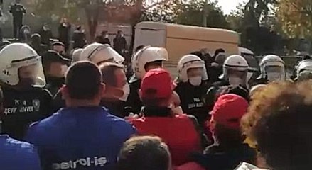 İşçilere polis barikatı