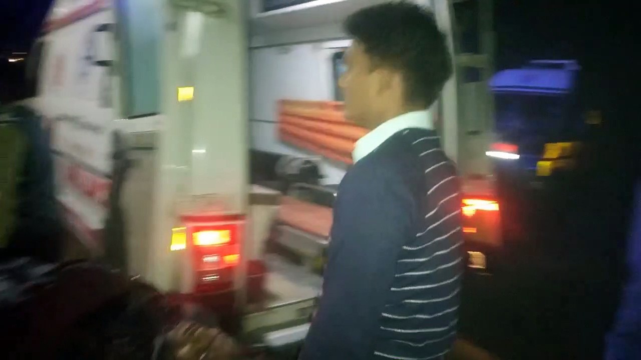 लखीमपुर खीरी- डीसीएम ने बाइक को मारी टक्कर, दो लोग घायल