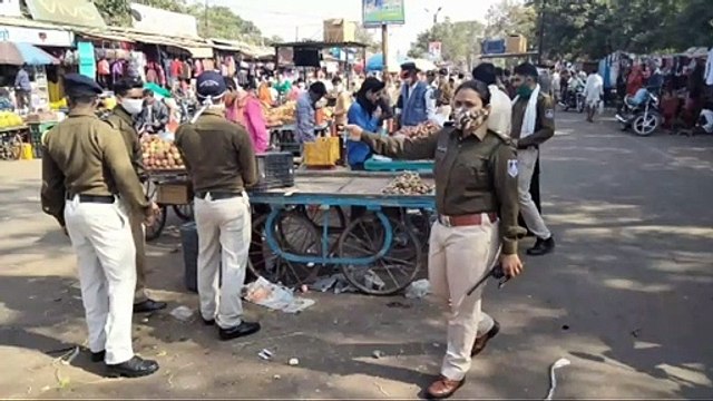 यातायात पुलिस ने विजय स्तंभ से अस्पताल चौराहे तक हाथ ठेला सब्जी व फल विक्रेता को थमाये नोटिस
