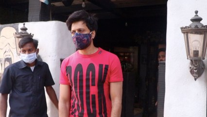 Rietesh Deshmukh Spotted at Hakim Alim Salon at Bandra | FilmiBeat