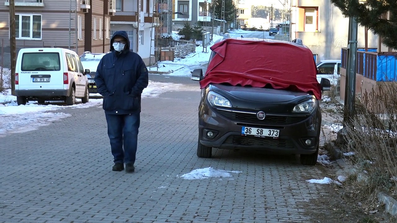 KARS - Doğu'da soğuk hava nedeniyle dereler ile araç ve evlerin camları buz tuttu