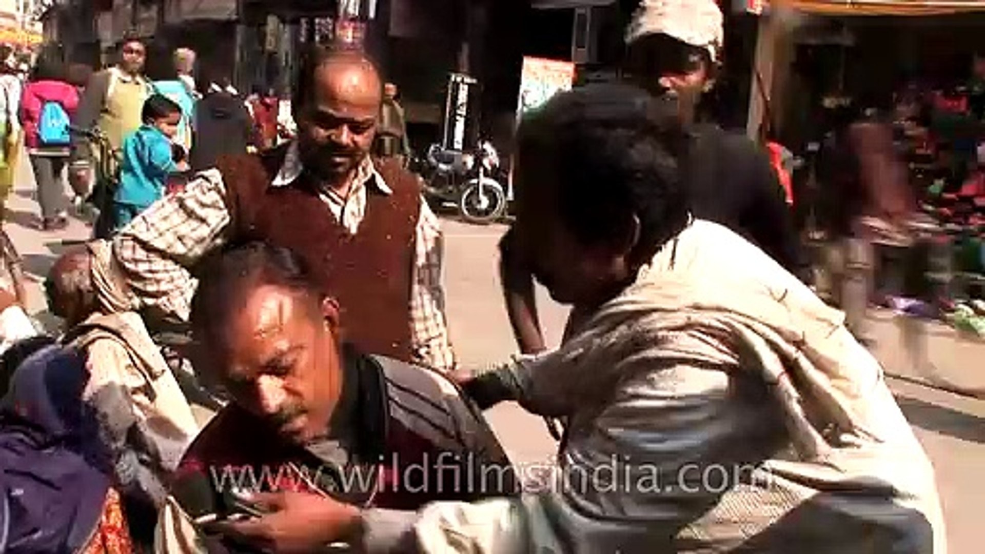 Roadside ear wax cleaning in India - video Dailymotion