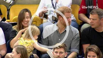 لطافة الأمير هاري وردة فعله مع هذه الطفلة أثناء تناولها الفشار منه