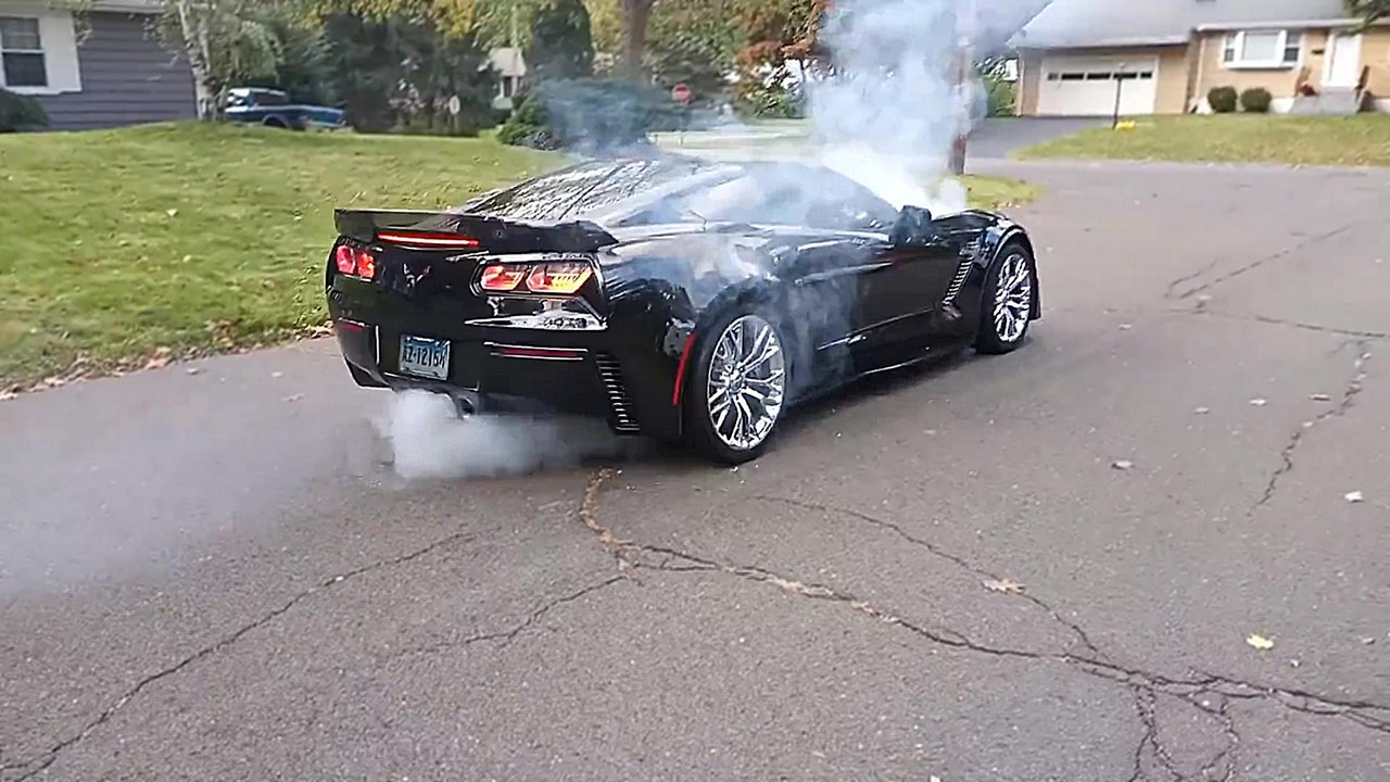 Il explose l'embrayage de sa voiture en essayant de faire un burn