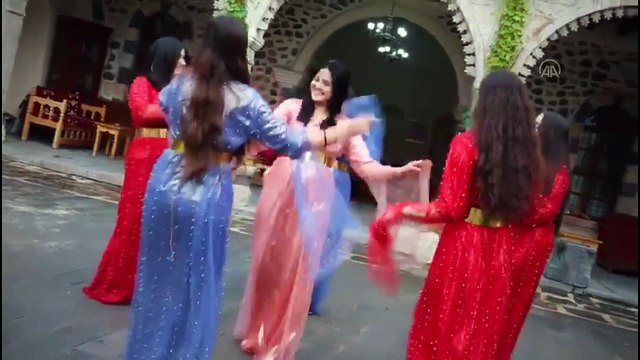 ŞIRNAK - Eğitimciler, Öğretmenler Günü'nü yöresel kıyafetlerle halay çekerek kutladı