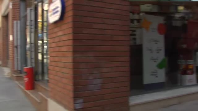 Huyen marcha atrás con el coche tras ser sorprendidos robando un estanco