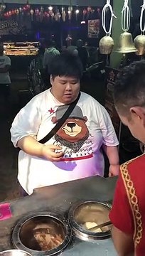 Ce vendeur de glace met la misère à ce pauvre client