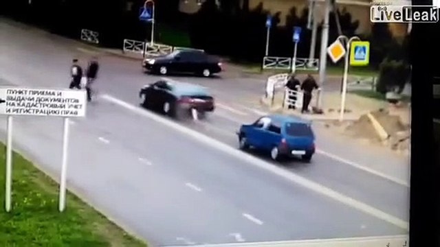 Ce conducteur se retrouve en panne en pleine route, regardez qui sort de la voiture