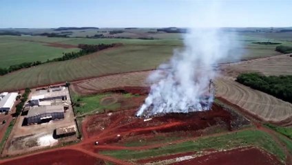 Impressionante: Incêndio de grande proporção atinge aterro sanitário de Toledo