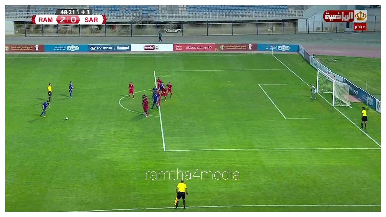 جمال محمود يلاطف الكابتن حمزة الدردور بعد الهدف...
