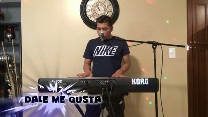 Tecladista de Chicago  Reyes Garcia tocando costeñas para bailar