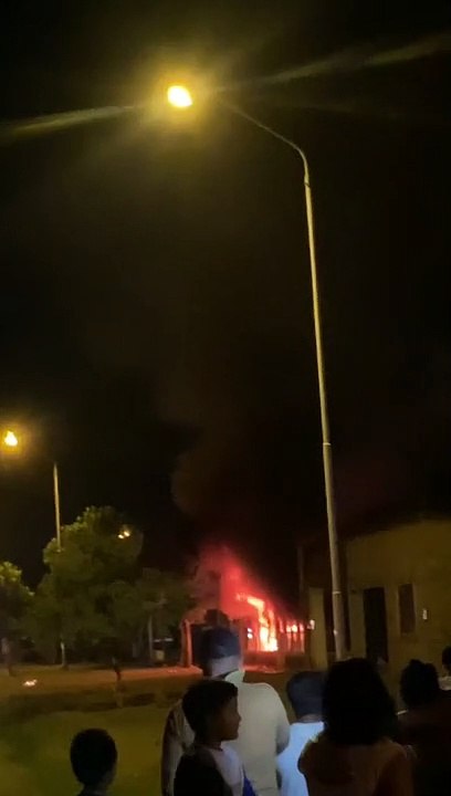 Movilización e incendio en Colonia Elisa por la muerte de una joven