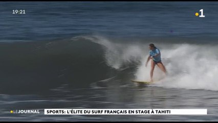 Sport : l'élite du surf français en stage à Tahiti