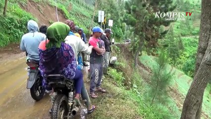 Detik-Detik Mobil Bak Terbuka Masuk Jurang