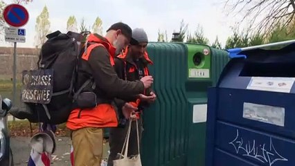 Due uomini stanno raccogliendo migliaia di mascherine usate in Francia