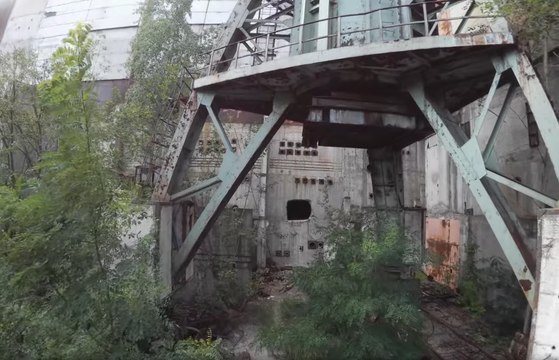 Il explore un des réacteurs de Tchernobyl avec son drone