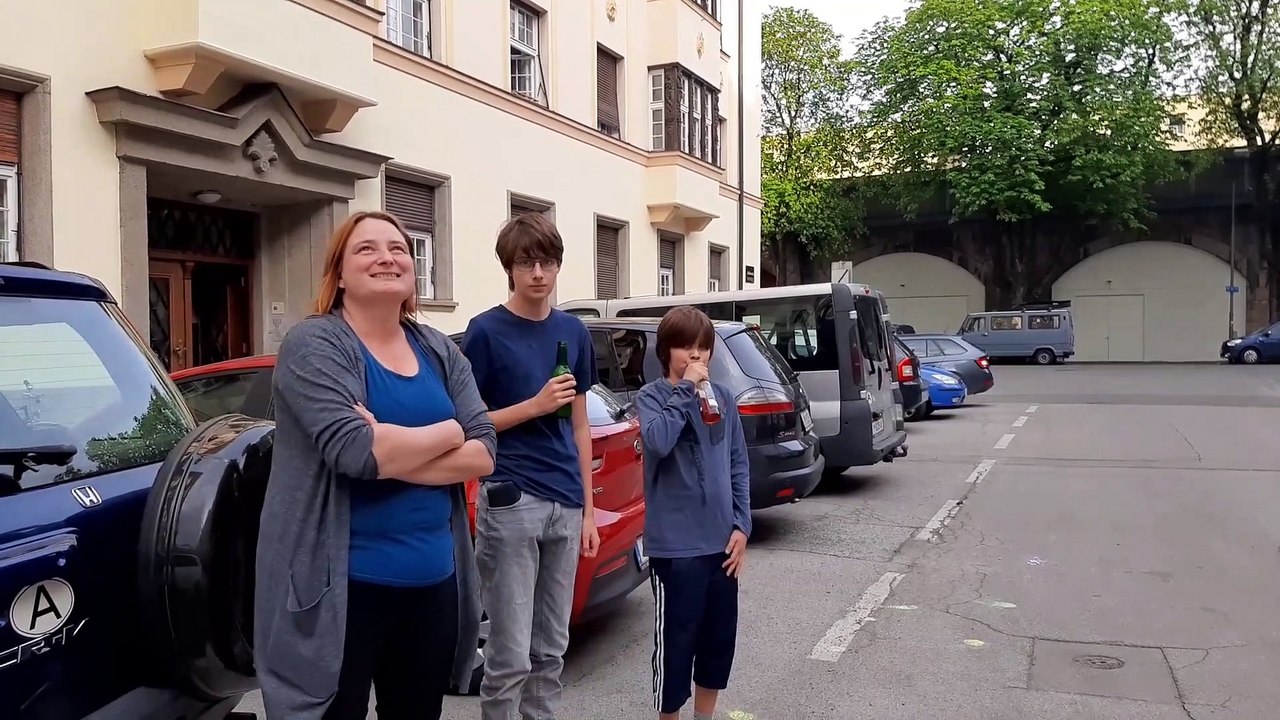 Tirol musiziert im Lockdown: Fensterkonzerte in der Innsbrucker Schillerstraße