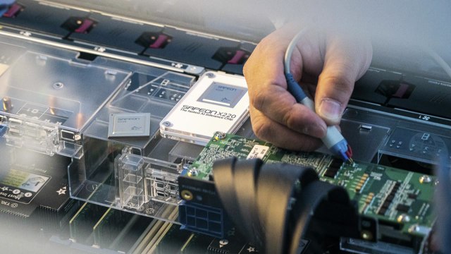 [기업] SKT, 국내 최초 자체 개발 AI 반도체 선보여 / YTN