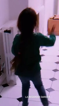 Amel Bent filme sa fille Sofia dansant sur la chanson i love you de Billie Eilish.