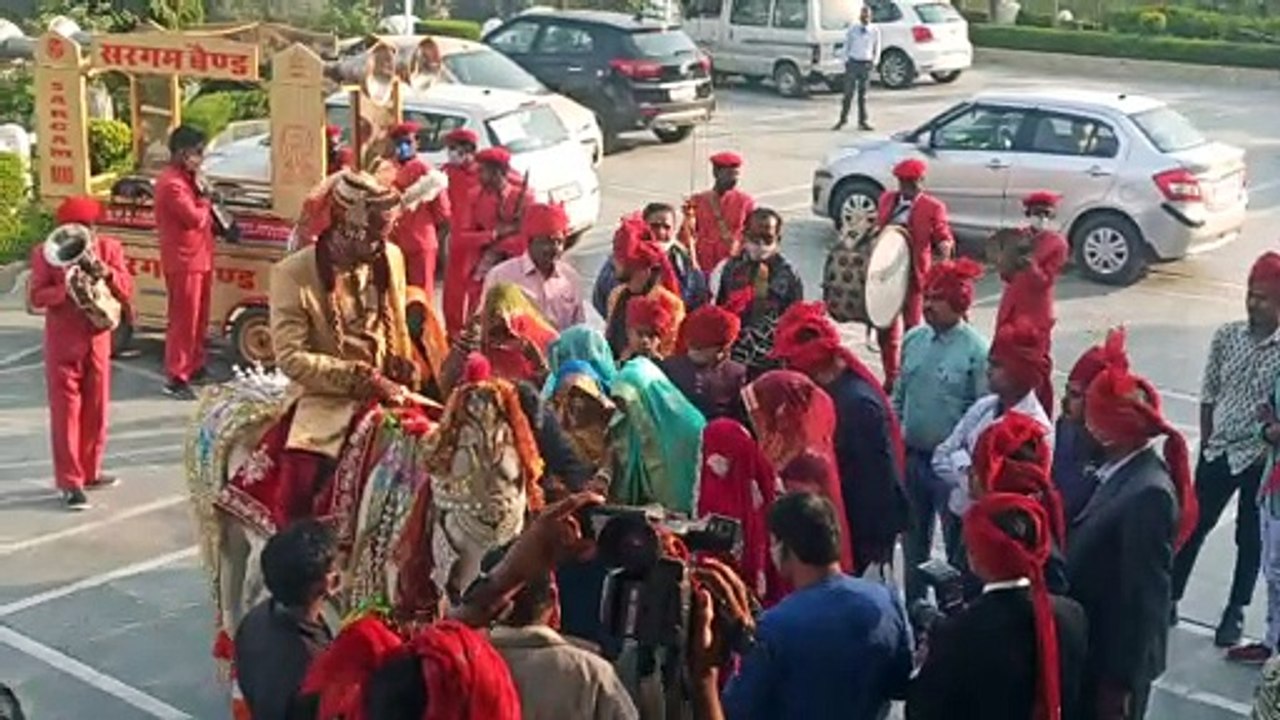 कोरोना ने बदला ट्रेंड, देखें यूं हुई रस्म अदायगी...