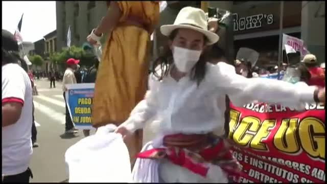 Los trabajadores peruanos protestan para pedir mejoras salariales