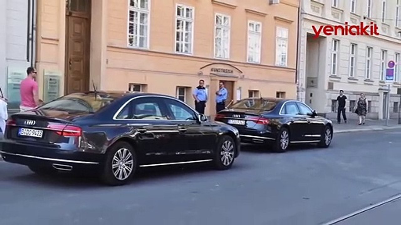 Almanya'da deprem! Merkel neye uğradığını şaşırdı