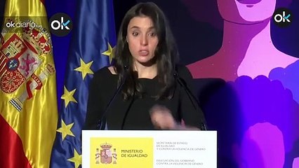 Irene Montero llora a lágrima viva en el acto del 25-N junto al cartel que adjudicó a un afín por 15.000 €