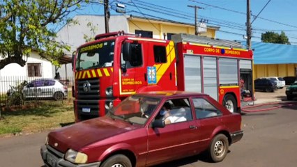 Bombeiros controlam incêndio que atingiu telhado de residência