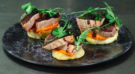 Menú de Navidad / Entrante: blinis de patata con Tataki de atún y vinagreta de aceituna