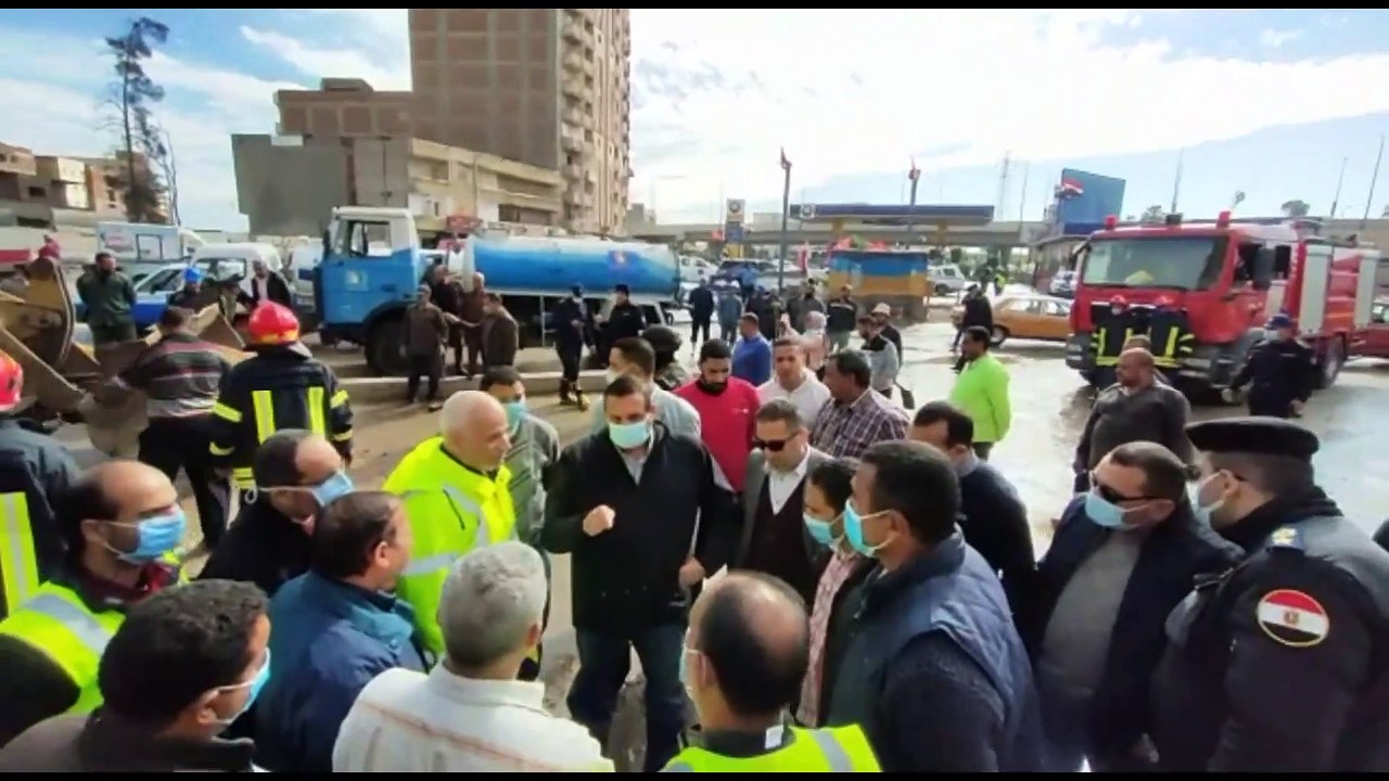 محافظ البحيرة يتفقد ازالة اثار مياه الامطار من شوارع دمنهور