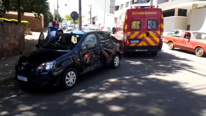 Caminhonete e carro se envolvem em colisão na Região Central
