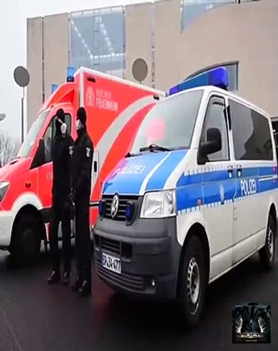 Coche con pintadas antiglobalizacion se estrella contra la valla de la Cancilleria alemana