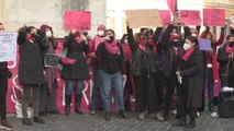 Activistas protestan contra la violencia machista en Roma