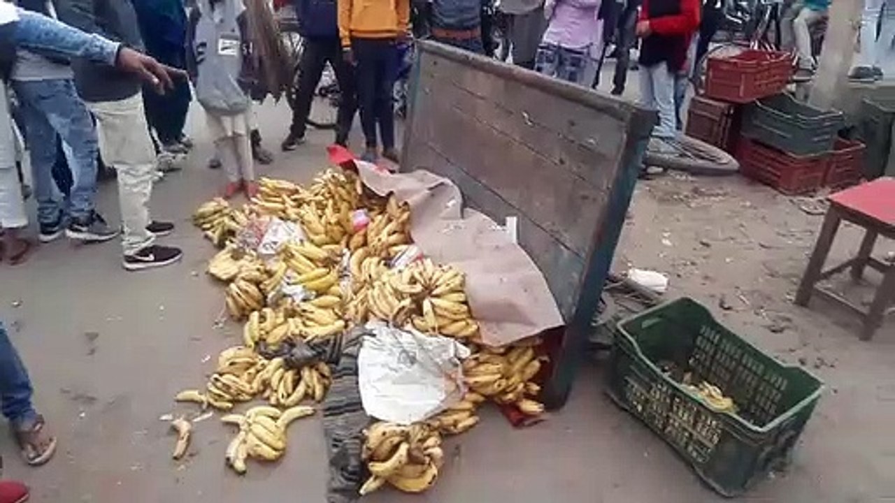कांधला में फल विक्रेता की रेहड़ी दबंग ने पलटी, हुआ हंगामा
